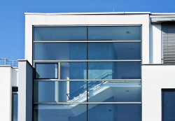 Installation de façade en verre et aluminium  
