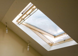 Poseur de Velux et fenêtre de toit  
